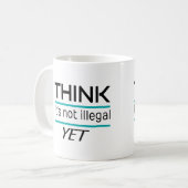 Mug JE PENSE que ce n'est pas illégal ENCORE Drôle Sar (Devant gauche)