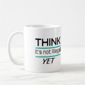 Mug JE PENSE que ce n'est pas illégal ENCORE Drôle Sar (Gauche)