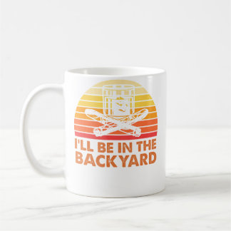 Mug Je serai dans le jardin avec du vin et un cigare
