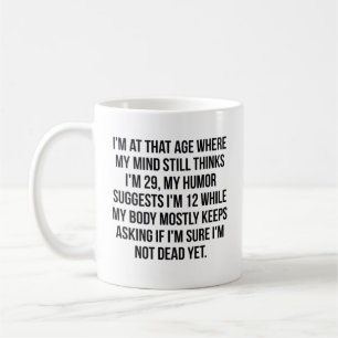 MUG JE SUIS À CET ÂGE OÙ MON ESPRIT PENSE TOUJOURS QUE
