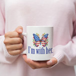 Mug Je suis avec son mignon papillon Kamala Harris<br><div class="desc">Je suis avec Sa tasse. Soutenez Kamala Harris pour le président. Beau papillon du drapeau américain avec de jolies fleurs pour un démocrate qui aime les modèles politiques mignons.</div>