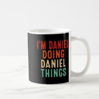 Mug Je suis Daniel faisant des choses drôles de Daniel