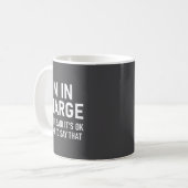 Mug Je suis en charge, drôle, blagues, citations sarca (Devant gauche)