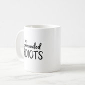 Mug Je suis entourée d'Idiots Citation sarcastique (Devant gauche)