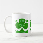 Mug Je suis irlandais, m'embrasse, shamrocks attaque (Gauche)