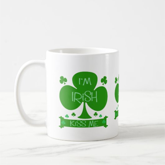 Mug Je suis irlandais, m'embrasse, shamrocks attaque (Gauche)