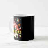 Mug Je suis le garçon d'anniversaire Thème de fête de (Devant gauche)