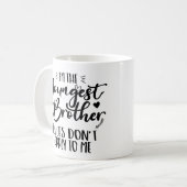 Mug Je suis le plus jeune des règles de frère ne m'app (Devant gauche)