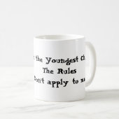 Mug Je suis l'enfant le plus jeune Les règles ne s'app (Devant droit)