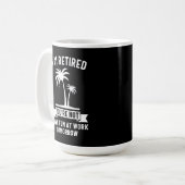 Mug Je suis retraité Tu n'es pas, Amuse-toi au travail (Devant gauche)