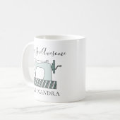Mug Je suis Sew Awesome Sewing Machine Stitcher Nom (Devant gauche)