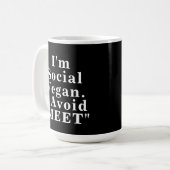 Mug Je suis socialement vegan J'évite de rencontrer In (Devant gauche)