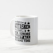Mug Je suis un multitâche je peux écouter ignorer mème (Devant gauche)