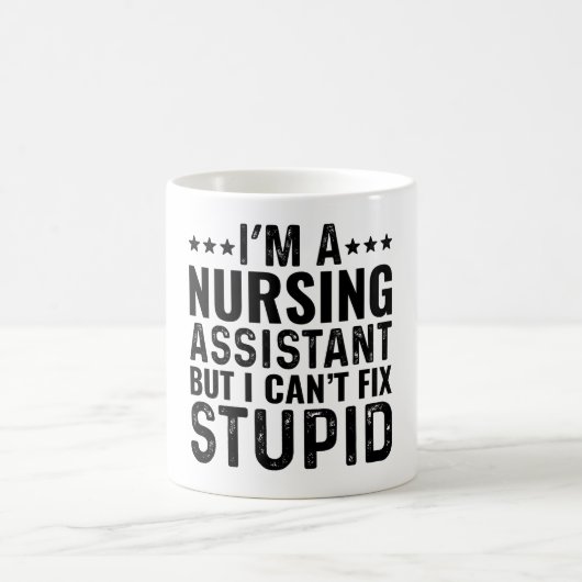 Mug Je suis une assistante en soins infirmiers, mais j (Centre)