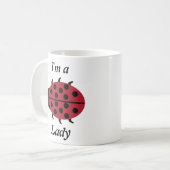 Mug Je suis une Étiquette dame avec du texte rouge et (Devant gauche)