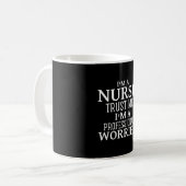 MUG JE SUIS UNE INFIRMIÈRE FAITES-MOI CONFIANCE JE SUI (Devant gauche)
