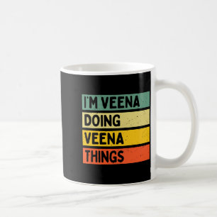 Mug Je suis Veena faisant des choses de Veena drôle D