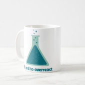 Mug Je tends à réagir en exagération becher de la (Devant gauche)