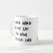 Mug Je travaille dur afin que mon chat puisse avoir un (Devant gauche)