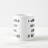 Mug Je travaille dur afin que mon chat puisse avoir un (Centre)