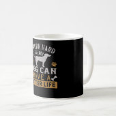 Mug Je travaille dur pour mon chien (Devant droit)