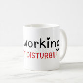 Mug Je travaille ne dérange pas (Devant droit)