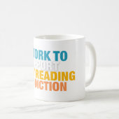 Mug Je travaille pour soutenir ma dépendance à la lect (Devant droit)