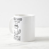 Mug Je travaille tellement dur pour que mon chat puiss (Devant gauche)