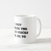 Mug Je tricote parce que les petites voix m'indiquent (Devant droit)