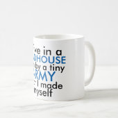Mug Je vis dans une maison de fous dirigée par une pet (Devant droit)