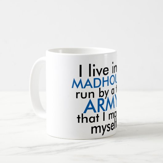 Mug Je vis dans une maison de fous dirigée par une pet (Devant gauche)