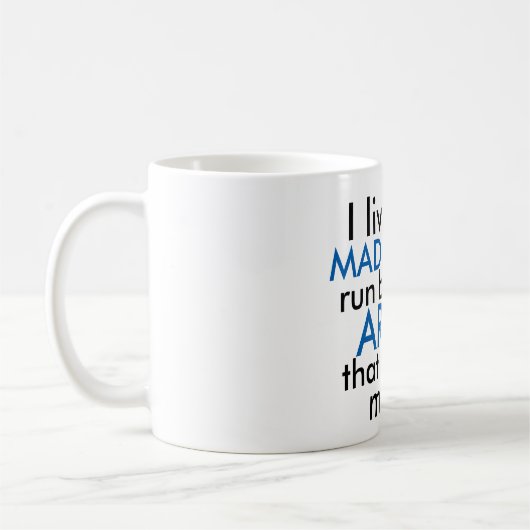 Mug Je vis dans une maison de fous dirigée par une pet (Gauche)