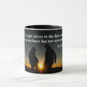 Mug Jean 1:5 La lumière brille dans l'obscurité (Centre)