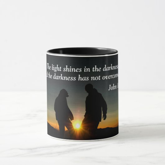 Mug Jean 1:5 La lumière brille dans l'obscurité (Centre)