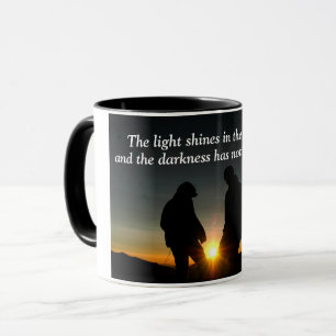 Mug Jean 1:5 La lumière brille dans l'obscurité