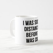 MUG J'ÉTAIS DISTANCÉ SOCIAL AVANT D'ÊTRE COOL (Devant gauche)