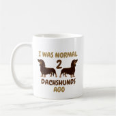 Mug J'étais normal il y a 2 Dachshunds Drôle (Gauche)