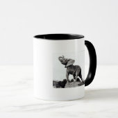 Mug Jeune éléphant attrapé dans un piège (Devant droit)