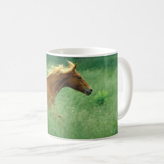 Mug Jeune étalon court à travers la prairie (Devant droit)