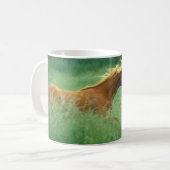 Mug Jeune étalon court à travers la prairie (Devant gauche)
