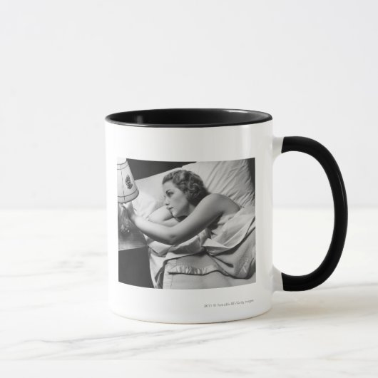Mug Jeune femme se trouvant sur le lit arrêtant la (Droite)