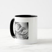 Mug Jeune femme se trouvant sur le lit arrêtant la (Devant gauche)