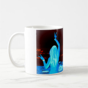 Mug jeune fille hippie bleue agitant des signes de pai