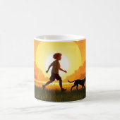 Mug Jeune garçon avec chien au coucher du soleil (Centre)