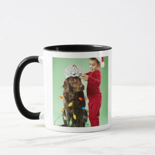 Mug Jeune garçon enroulant des lumières de Noël autour (Gauche)