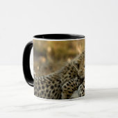 Mug Jeune guépard câlinant sa mère (Devant gauche)