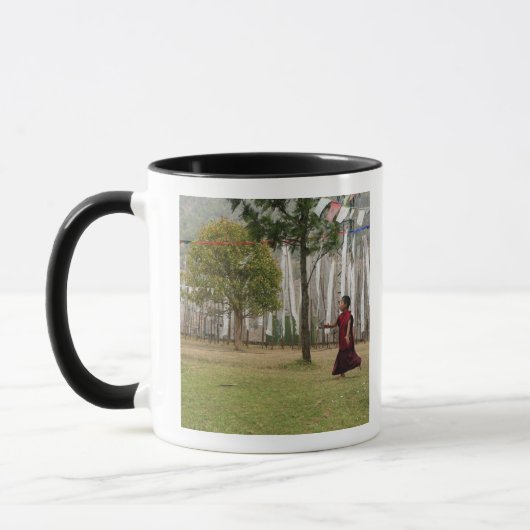Mug Jeune moine et drapeaux de prière (Gauche)