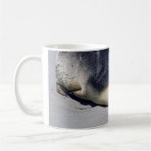 Mug Jeune phoque dormant sur la plage - Australie (Gauche)