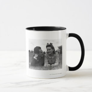 Mug Jeunes couples se trouvant sur l'herbe