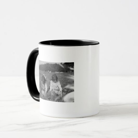 Mug Jeunes filles cueillant des canneberges Photo (Devant gauche)